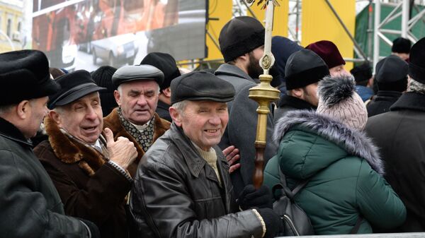 Верующие на объединительном соборе на Софийской площади в Киеве. 15 декабря 2018