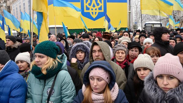 Верующие на объединительном соборе на Софийской площади в Киеве. 15 декабря 2018