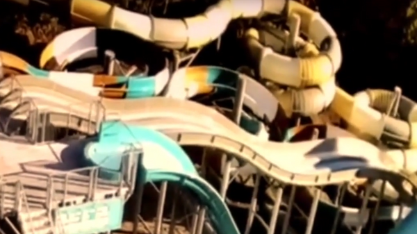 Опубликовано видео падения самосвала на аквапарк в Ялте