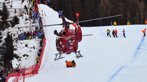 Вертолет прибывает к месту падения швейцарского горнолыжника Марка Гизина