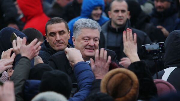 Президент Украины Петр Порошенко и верующие на объединительном соборе на Софийской площади в Киеве