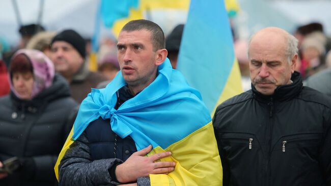 Мужчина, завернутый в украинский флаг