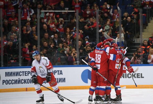 Хоккеисты сборной России радуются заброшенной шайбе
