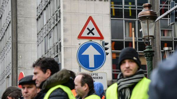 Участники акции протеста движения автомобилистов желтые жилеты в Брюсселе