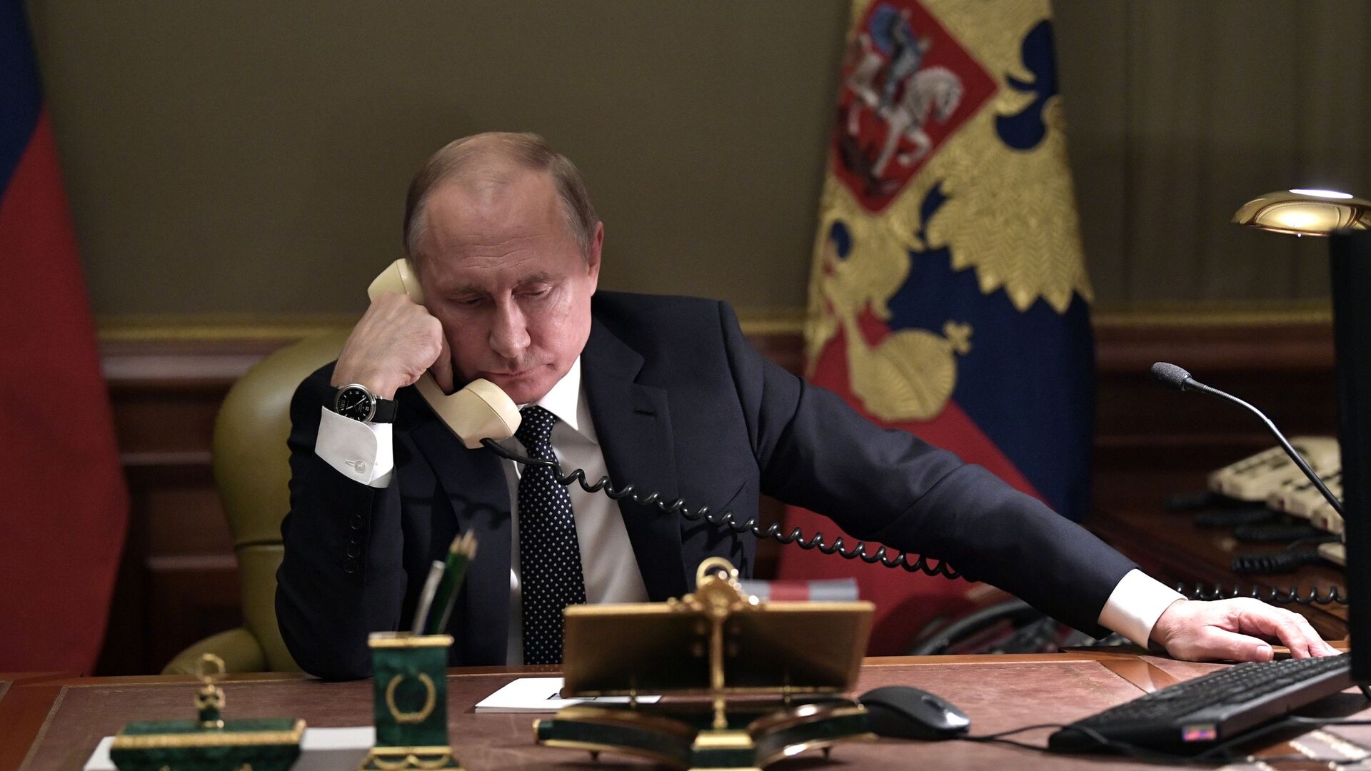 Президент РФ Владимир Путин во время телефонного разговора - РИА Новости, 1920, 05.04.2021