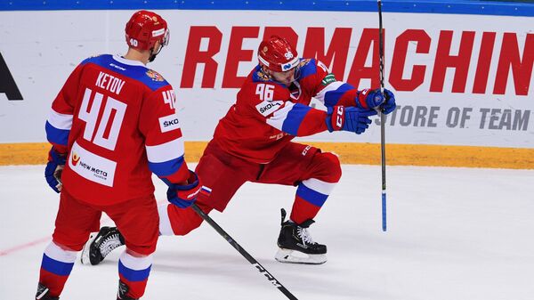 Хоккеисты сборной России Евгений Кетов и  Андрей Кузьменко (слева направо) радуются заброшенной шайбе