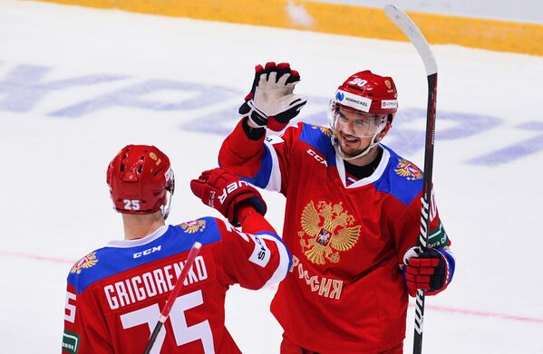 Хоккеисты сборной России Михаил Григоренко и Андрей Локтионов (слева направо) радуются заброшенной шайбе