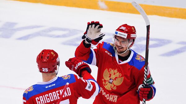 Хоккеисты сборной России Михаил Григоренко и Андрей Локтионов (слева направо) радуются заброшенной шайбе