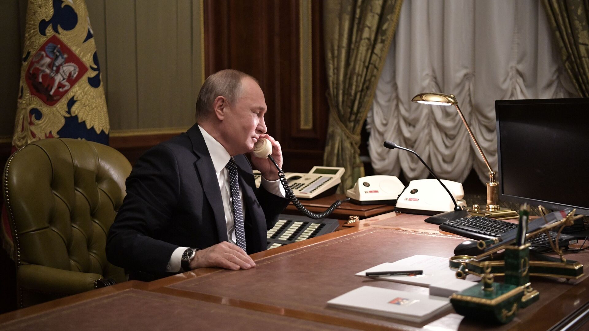 Владимир Путин во время телефонного разговора - РИА Новости, 1920, 10.04.2023