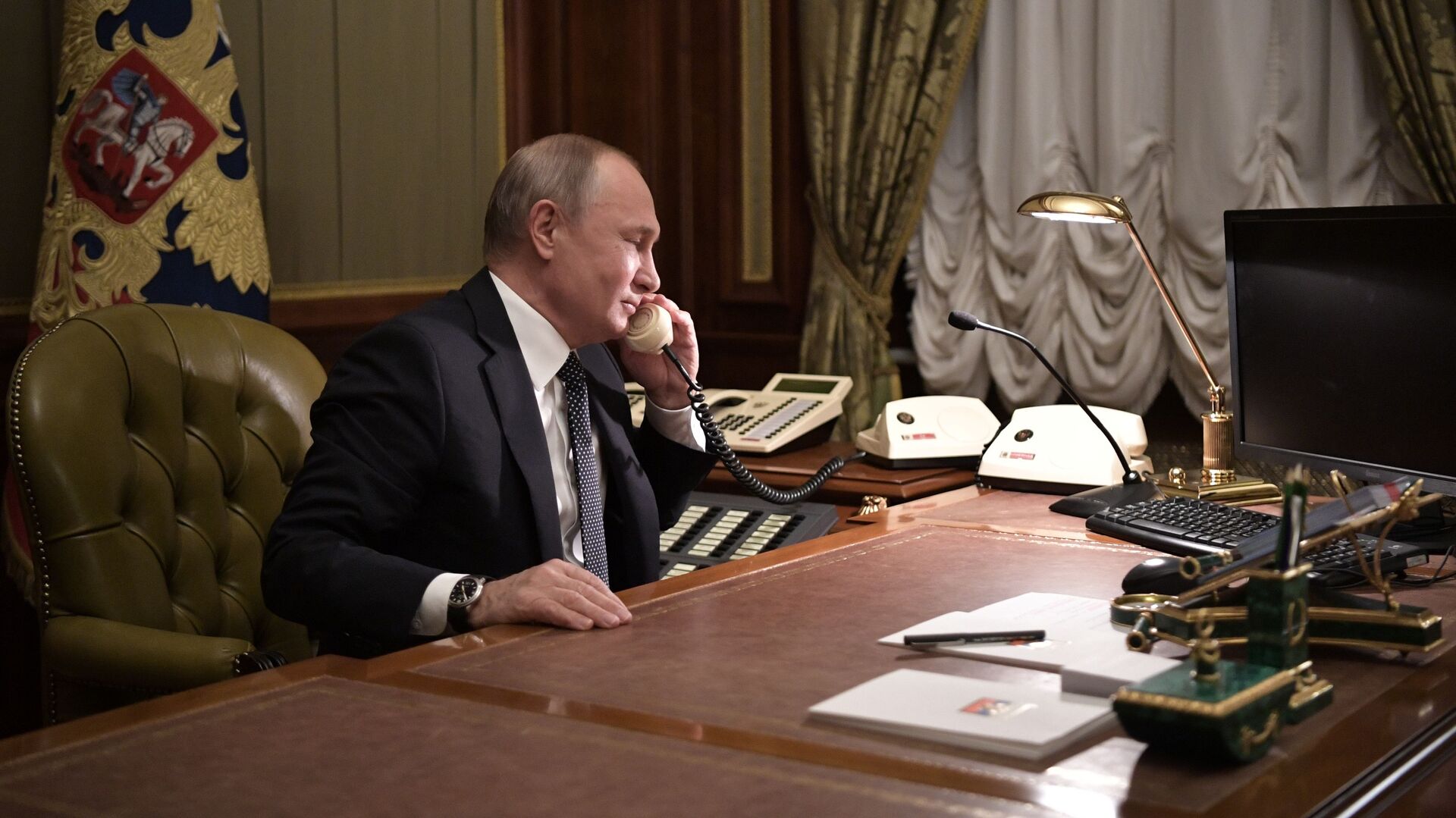 Владимир Путин во время телефонного разговора - РИА Новости, 1920, 21.07.2021