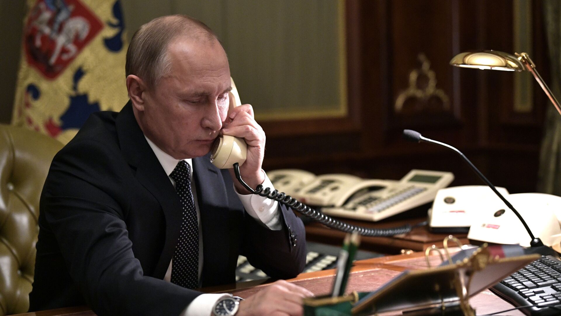 Владимир Путин во время телефонного разговора - РИА Новости, 1920, 05.10.2020