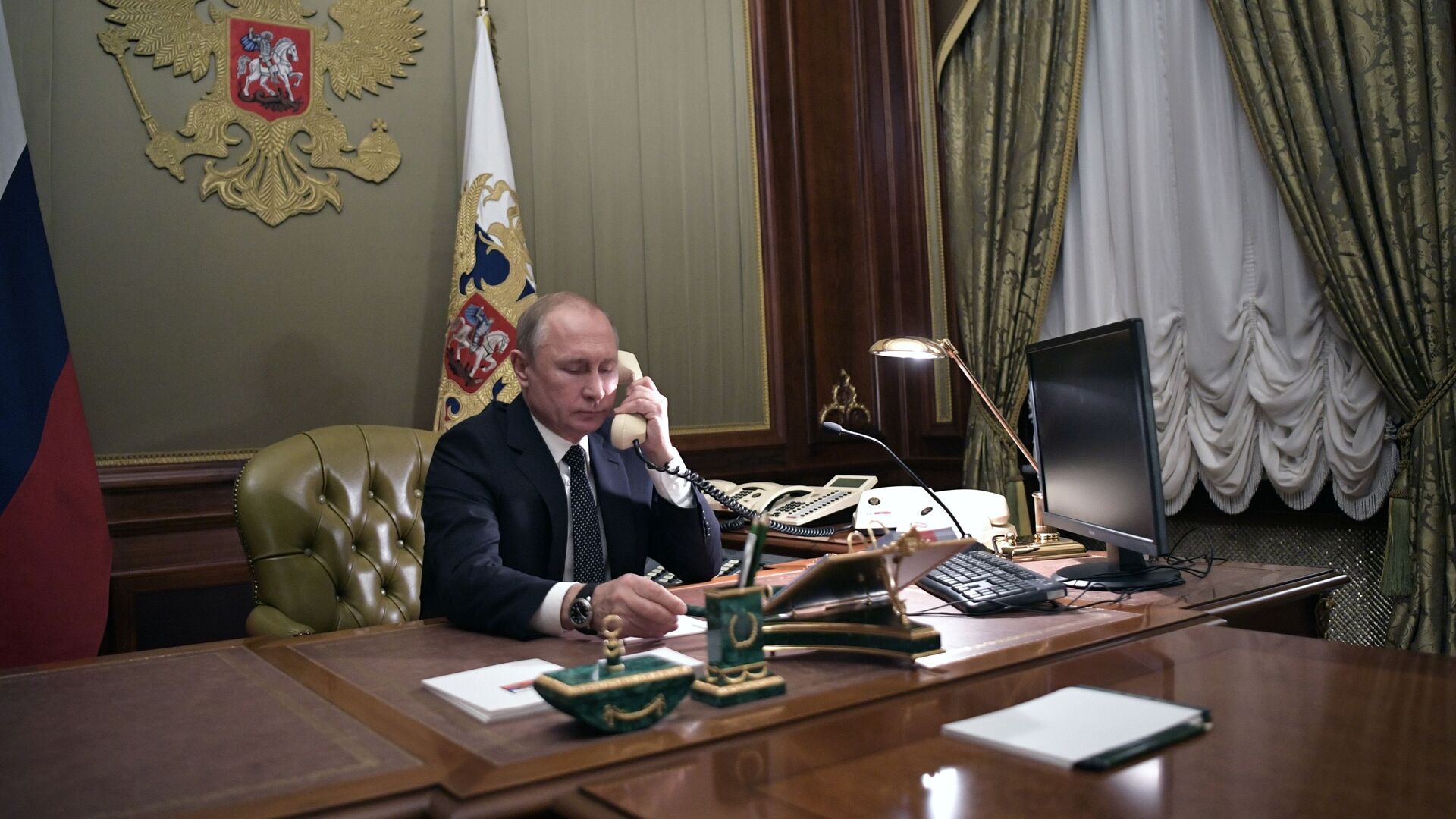  Владимир Путин во время телефонного разговора - РИА Новости, 1920, 13.04.2021