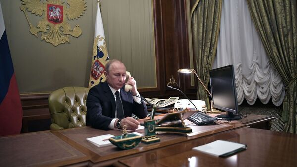  Владимир Путин во время телефонного разговора