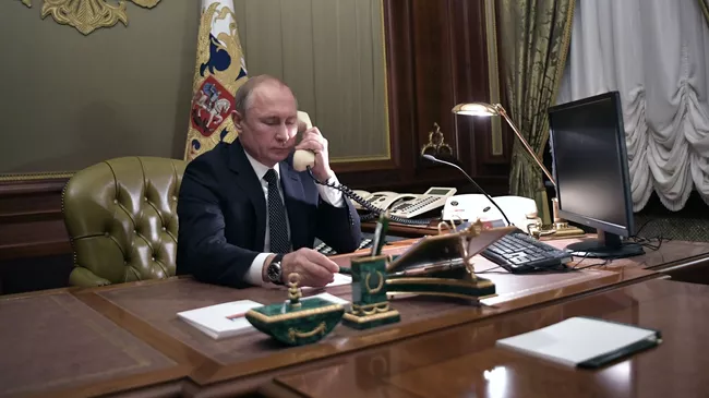 Владимир Путин во время телефонного разговора