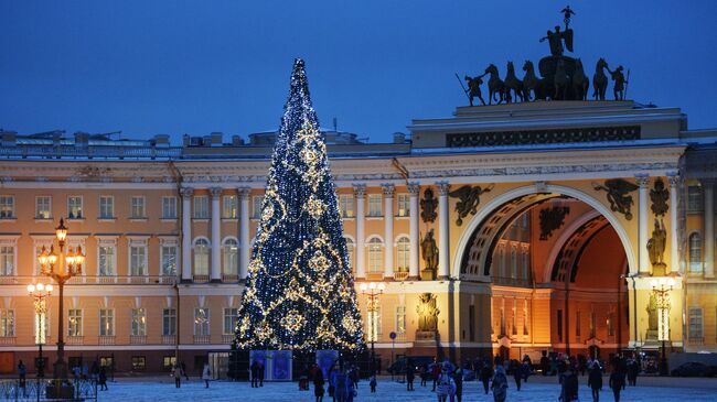 Главная новогодняя елка на Дворцовой площади в Санкт-Петербурге