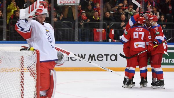 Хоккеисты сборной России (справа) радуются заброшенной шайбе