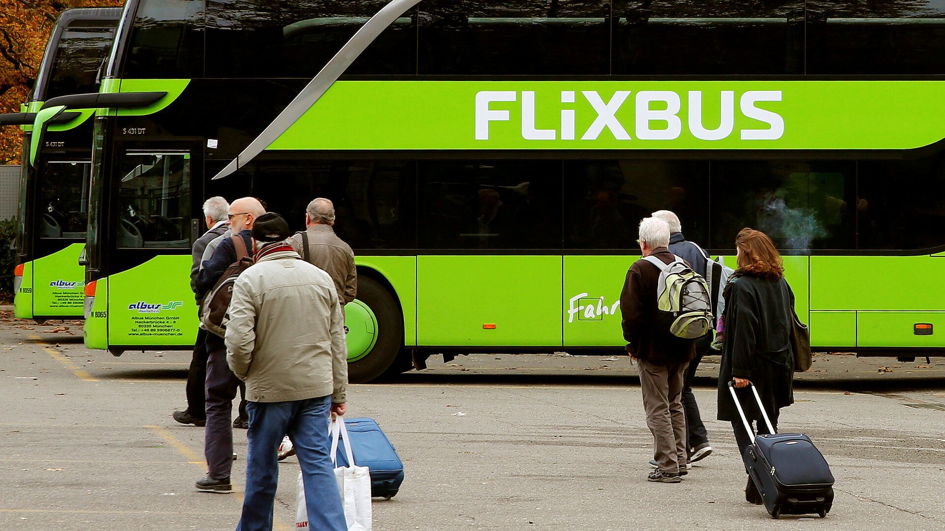 Пассажиры перед посадкой в автобус FlixBus в Цюрихе, Швейцария - РИА Новости, 1920, 10.07.2021