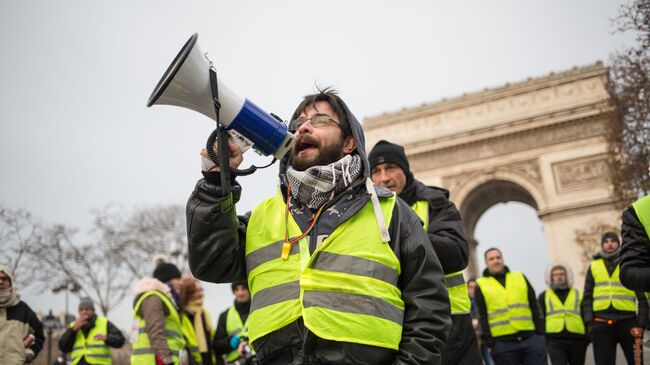 Участники акции протеста желтые жилеты в Париже. 16 декабря 2018