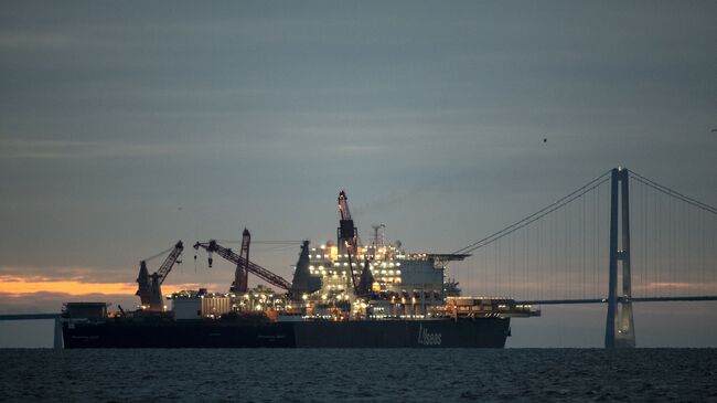 Судно-трубоукладчик Pioneering Spirit у берегов Дании. Архивное фото