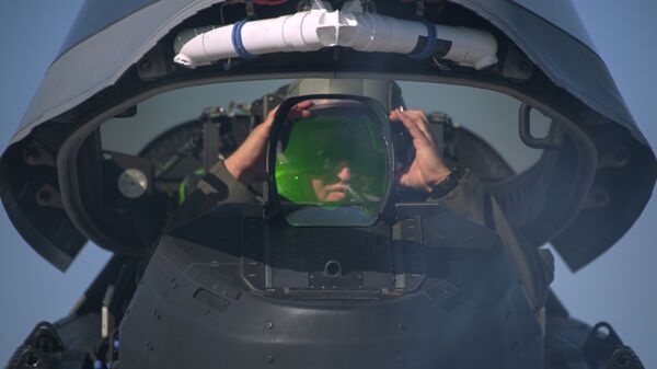 Пилот ВВС США в кабине истребителя F-22 Raptor