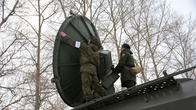 Военнослужащие во время обучения механиков и техников на станции спутниковой связи