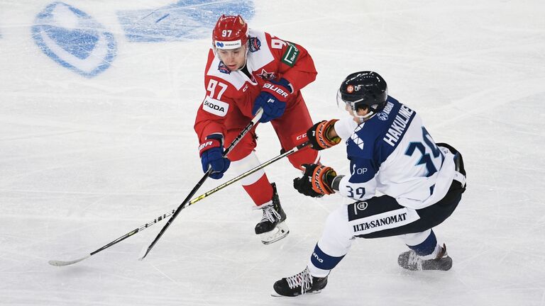 Форвард сборной Росси Никита Гусев и нападающий сборной Финляндии Анрей Хакулинен (слева направо)
