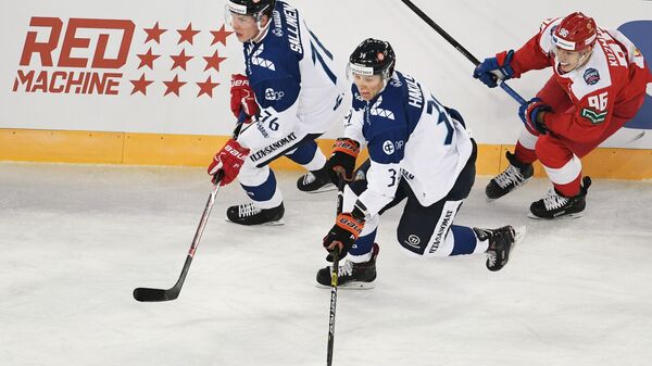 Хоккеисты сборной Финляндии Ере Саллинен, Анрей Хакулинен и нападающий сборной России Андрей Кузьменко (слева направо)