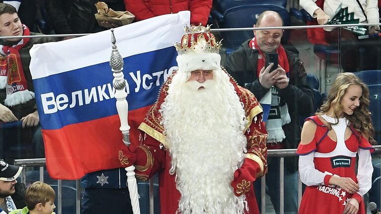 Дед Мороз среди болельщиков сборной России
