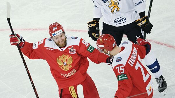 Хоккеисты сборной России Никита Нестеров и Михаил Григоренко радуются заброшенной шайбе