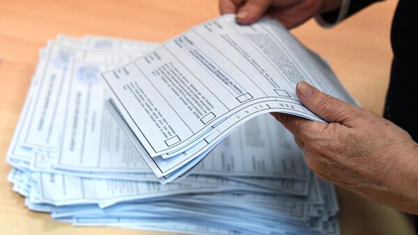 Подсчет голосов после закрытия избирательного участка на повторных выборах губернатора Приморского края во Владивостоке