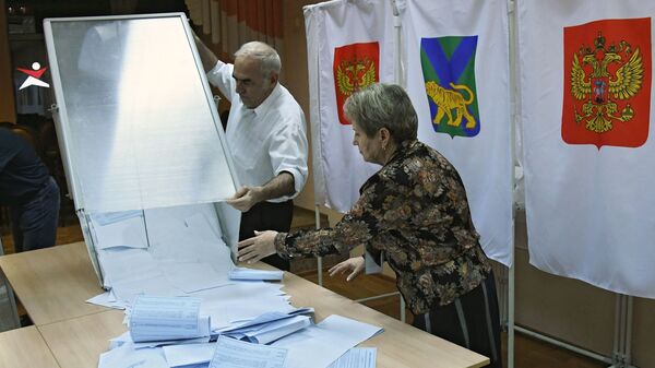 Члены избирательной комиссии во время подсчета голосов после закрытия избирательного участка на повторных выборах губернатора Приморского края во Владивостоке