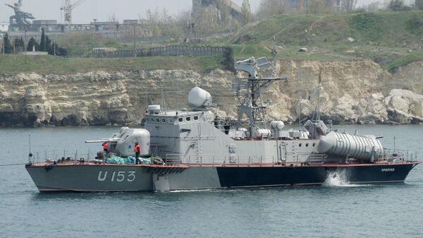 Ракетный катер Прилуки (U153) военно-морских сил Украины уходит из Севастополя