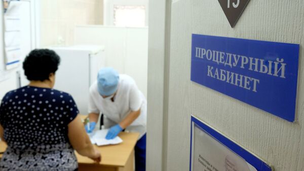 Женщина в процедурном кабинете одной из поликлиник Краснодара где проходит вакцинация против гриппа
