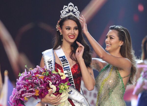 Бразильянка выхватила корону у соперницы на конкурсе красоты - Российская газета