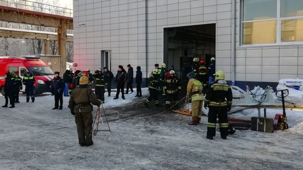 Сотрудники МЧС работают над устранением последствий в производственном здании с обрушившейся кровлей в Дзержинском. 17 декабря 2018