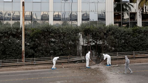 Сотрудники спецслужб на месте взрыва у здания телеканала в Афинах