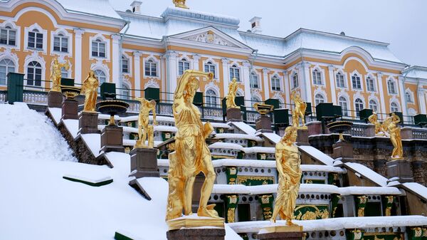 Вид на фонтаны Большого каскада и Большой Петергофский дворец