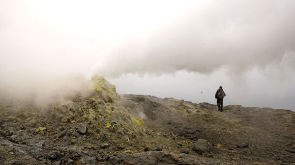 Действующая фумарола на вулкане Менделеева но острове Кунашир