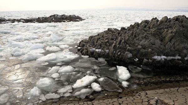 Лед на побережье Охотского моря