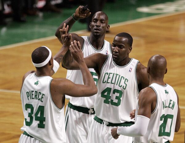 Баскетболисты Бостона Пол Пирс (34), Кевин Гарнетт, Кендрик Перкинс (43) и Рэй Аллен