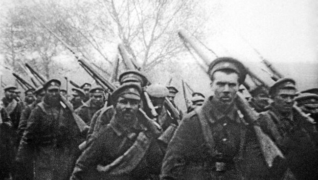 Отправка солдат на фронт во время Первой Мировой войны, архивное фото