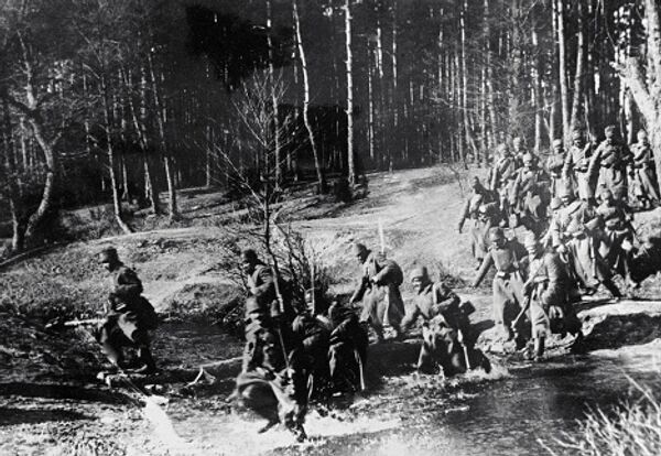 Русские солдаты переходят реку