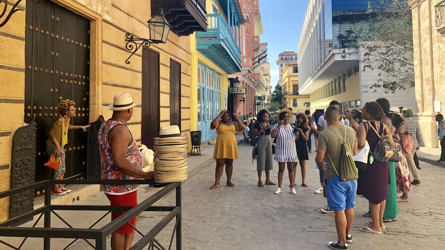 Туристы фотографируются в Гаване, Куба