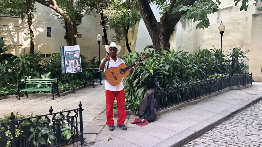 Уличный музыкант в Гаване, Куба
