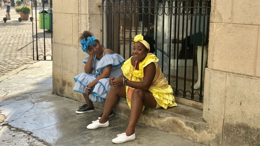 Девушки в национальных костюмах, Гавана, Куба