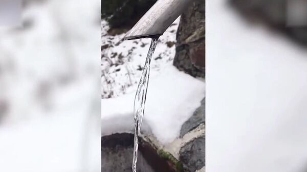 Стоп-кадр видео замерзшей струйки воды