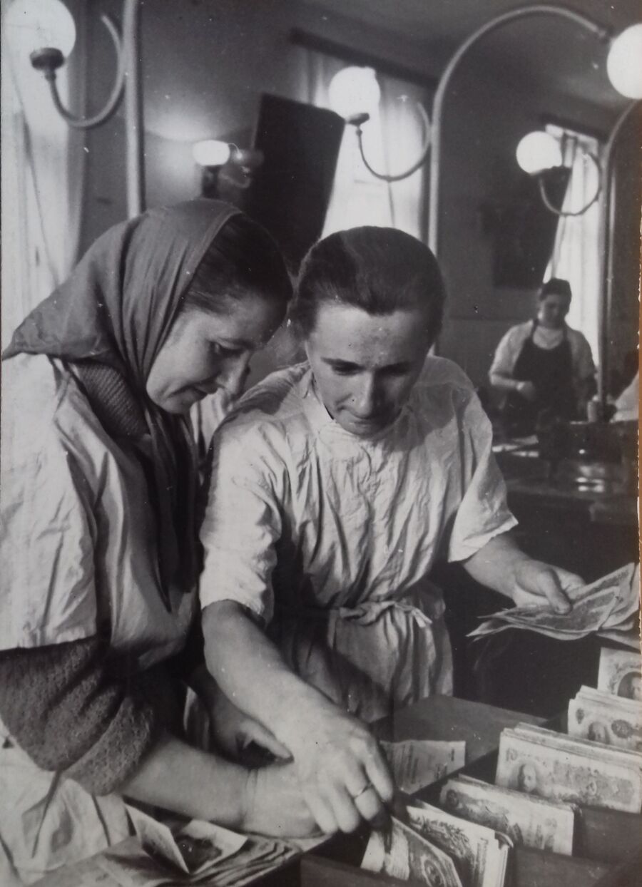 Работницы Львовской обувной фабрики получают заработную плату деньгами образца 1947 года