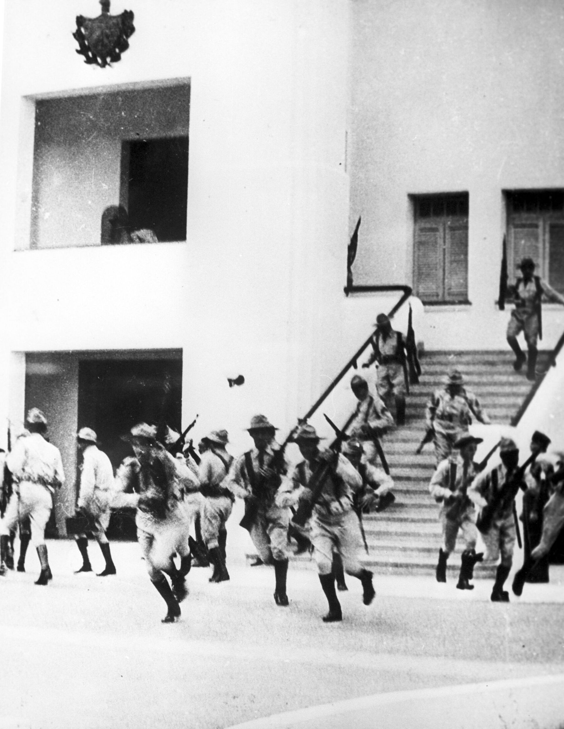 Бойцы, возглавляемые Фиделем Кастро, штурмуют армейские казармы Монкада, где расквартированы части армии Батисты. 26 июля 1953 года - РИА Новости, 1920, 09.10.2020
