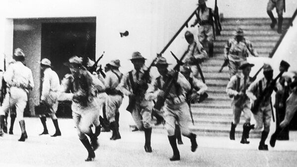 Бойцы, возглавляемые Фиделем Кастро, штурмуют армейские казармы Монкада, где расквартированы части армии Батисты. 26 июля 1953 года