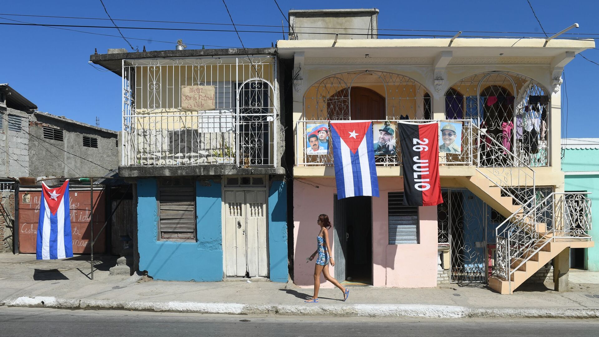 Государственный флаг Кубы и флаг Движения 26 июля в городе Сантьяго-де-Куба - РИА Новости, 1920, 30.11.2022